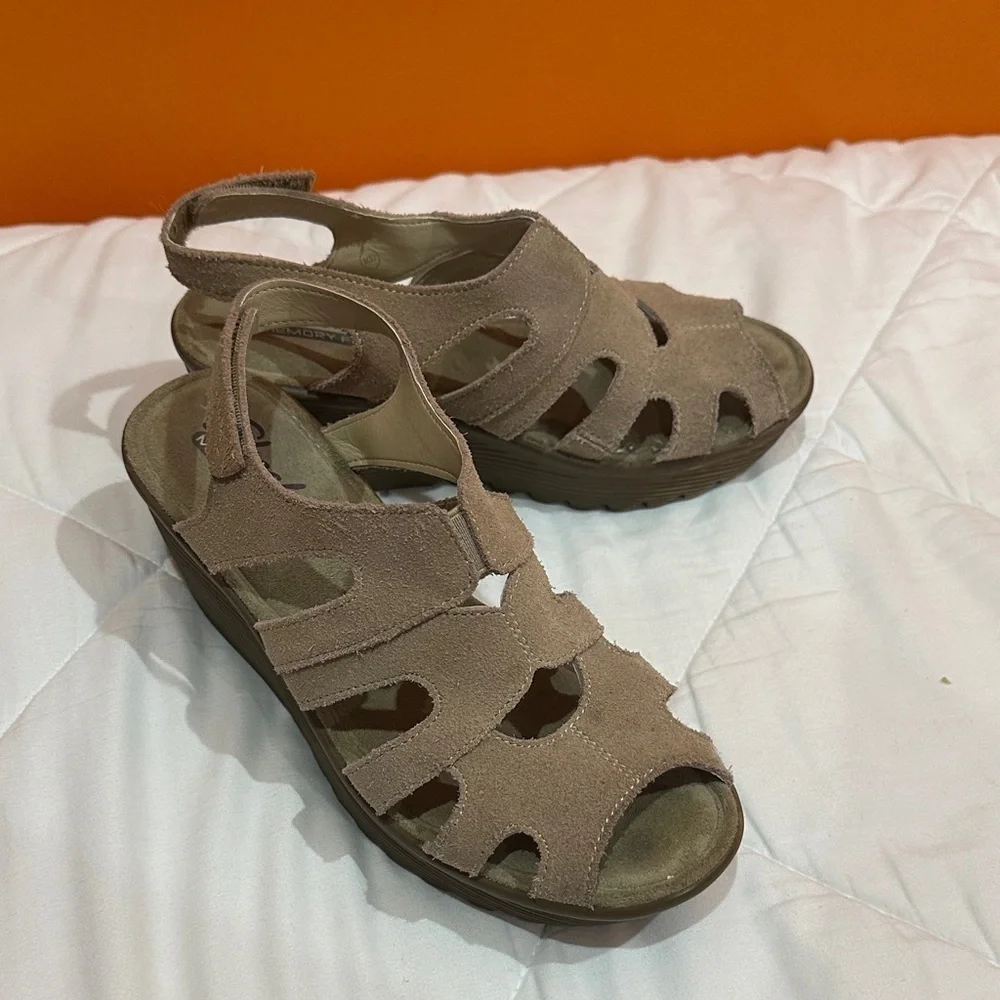 NEW Skechers Tan Suede Women's Sandals size 6